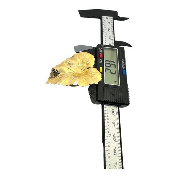 Vintage Gold Toned Textured Leaf Scarf Clip - Picture 6 of 6